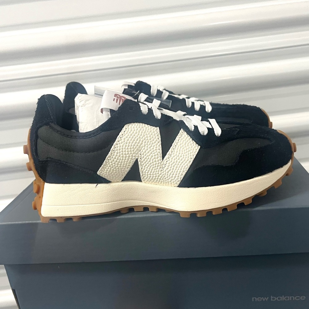 NEW BALANCE 327 WomenS Sneakers Shoes Black/White Leather Logo size 8.5 - Picture 6 of 14